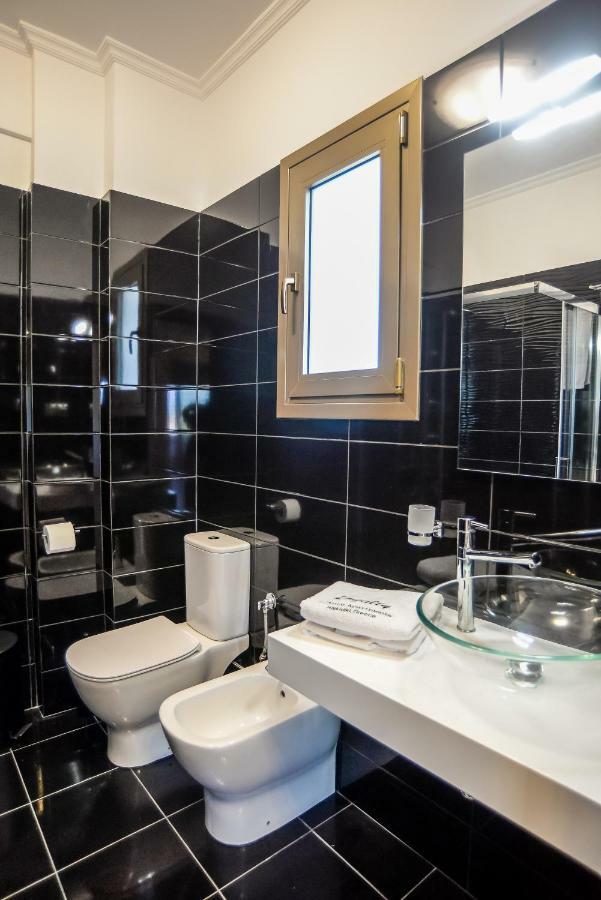 Royalty Suites Loft นิกิติ ภายนอก รูปภาพ